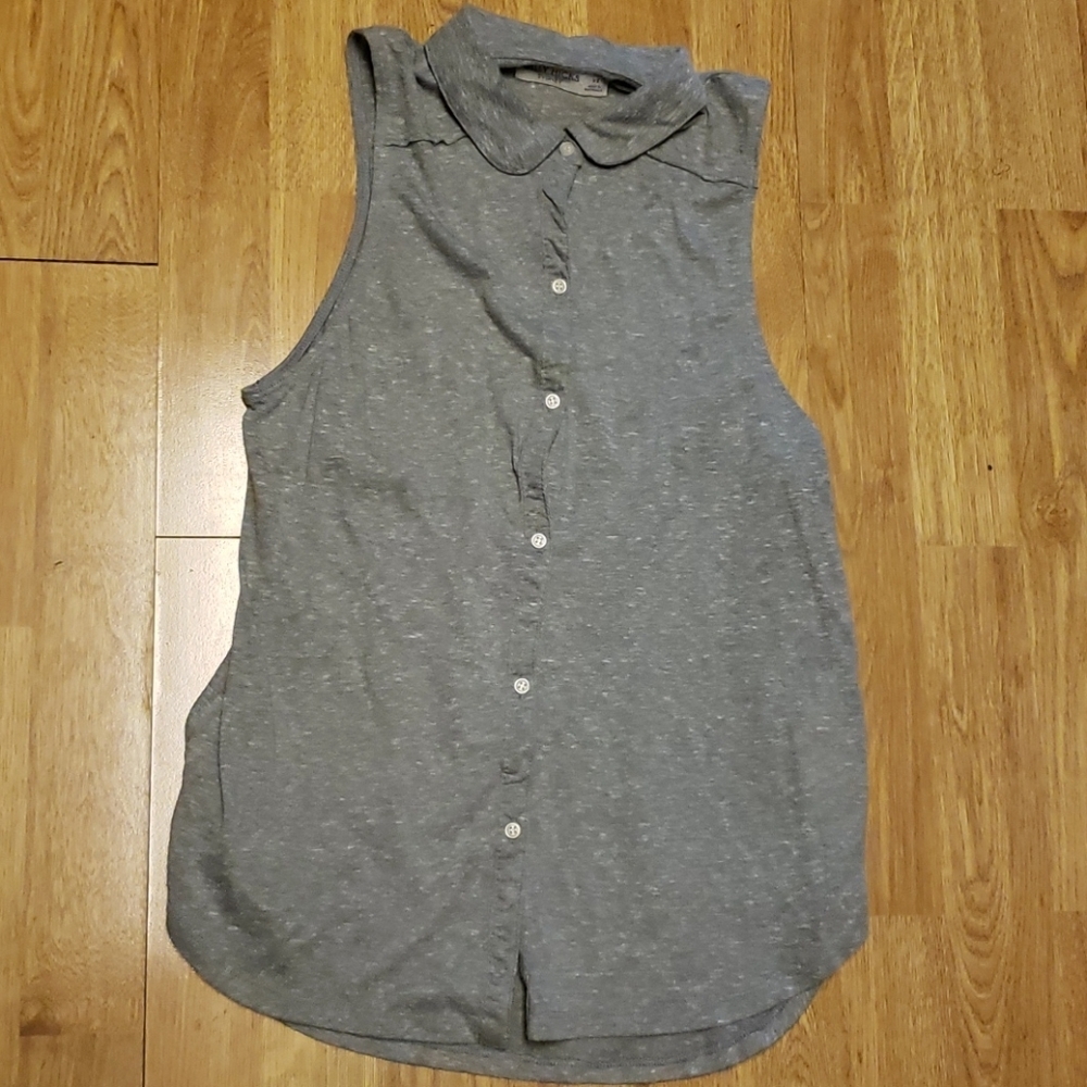 Gilly Hicks gray sleeveless button front top XS